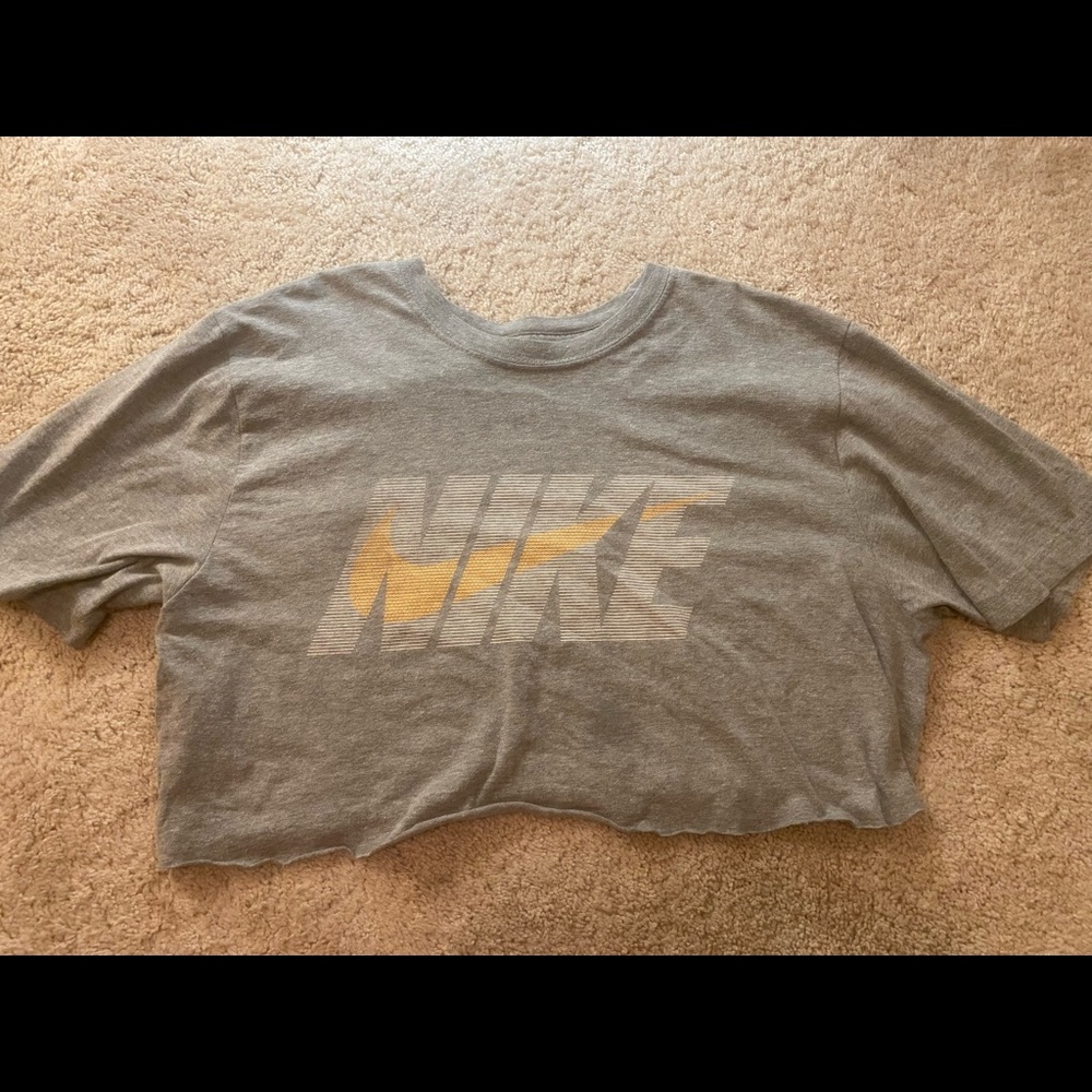 NIKE CROPPED TEE